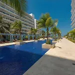 Condominio frente al mar con acceso directo a la playa Morros Ultra